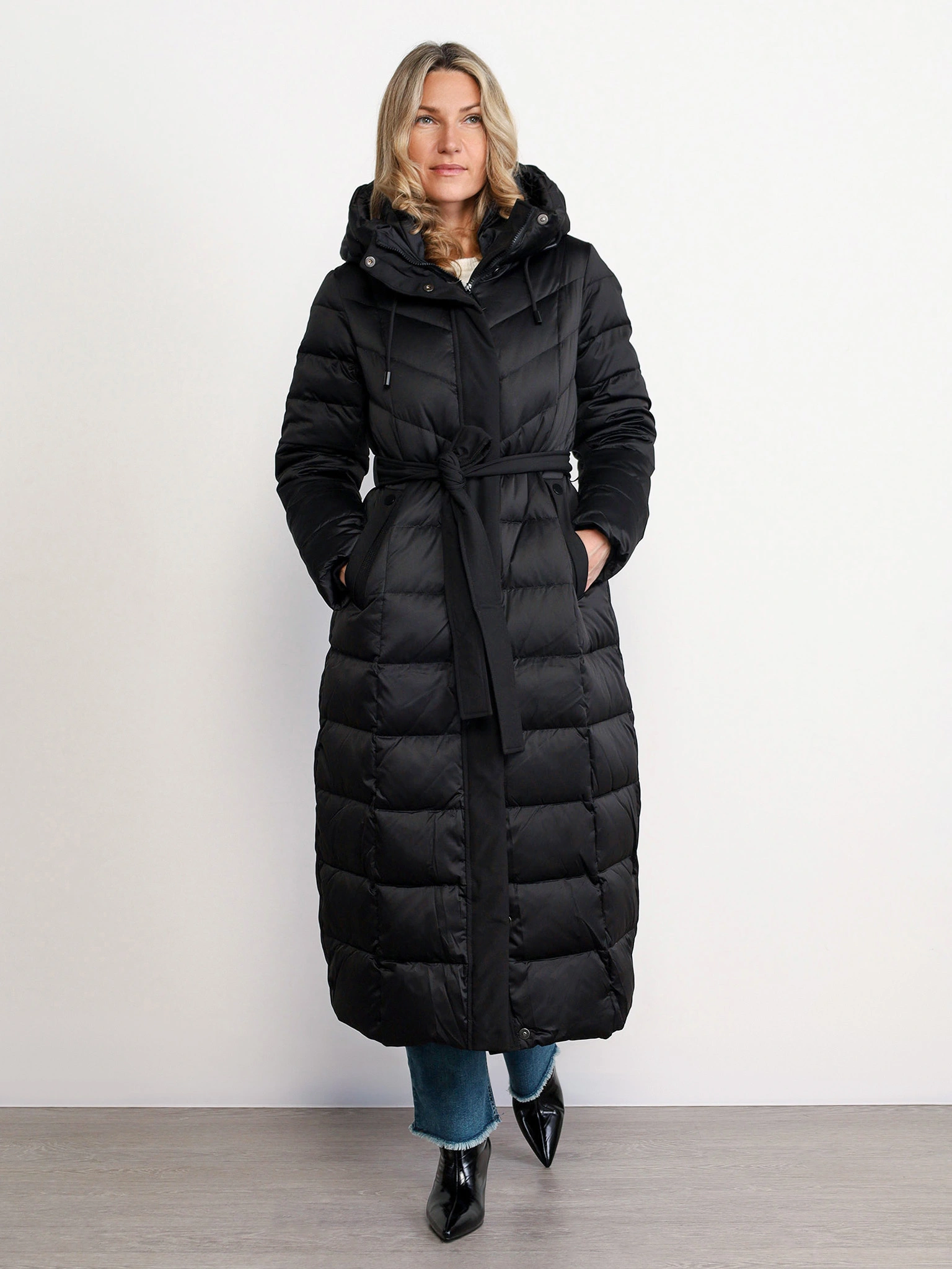 Пуховик черного цвета с капюшоном